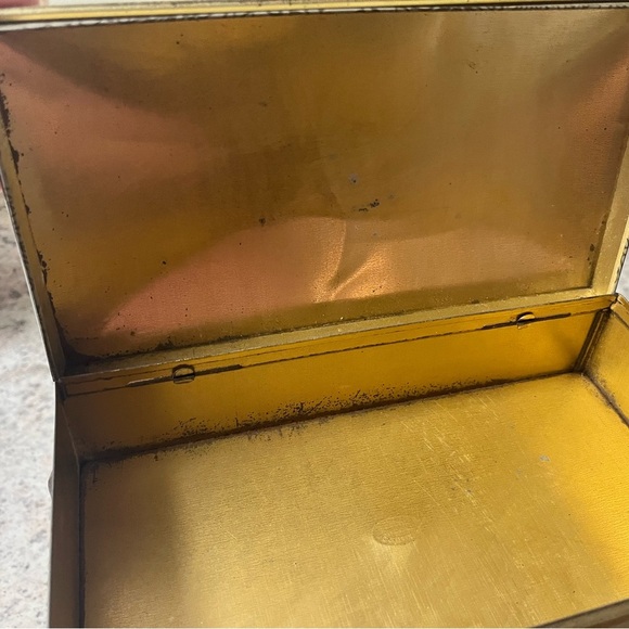 Vintage Floral Tin Box with Elegant Lady Design - Picture 6 of 9